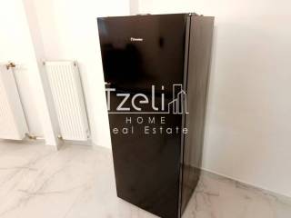 Κωδικός Ακινήτου: #11105  Στην Καλλιθέα, στην περιοχή Χαροκόπου, διατίθεται προς ενοικίαση ένα εντυπωσιακό, νεόδμητο και πλήρως επιπλωμένο διαμέρισμα 121 τ.μ., στον 2ο όροφο σύγχρονης πολυκατοικίας με ασανσέρ. Το ακίνητο, κατασκευής 2023, ξεχωρίζει γ