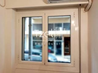 Κωδικός Ακινήτου: #11105  Στην Καλλιθέα, στην περιοχή Χαροκόπου, διατίθεται προς ενοικίαση ένα εντυπωσιακό, νεόδμητο και πλήρως επιπλωμένο διαμέρισμα 121 τ.μ., στον 2ο όροφο σύγχρονης πολυκατοικίας με ασανσέρ. Το ακίνητο, κατασκευής 2023, ξεχωρίζει γ