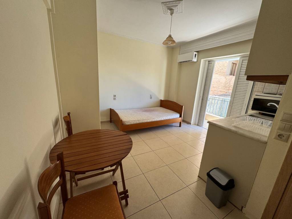 Γραφείο και κρεβάτι