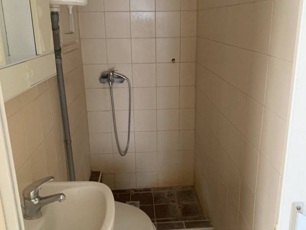 Λουτρο ντουζιερα παραθυρο