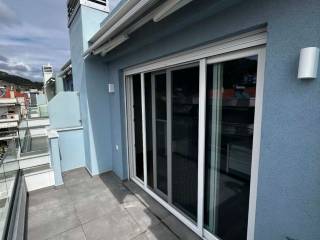 Mpalkoni sophitas (antistoicho toy roz ktirioy)