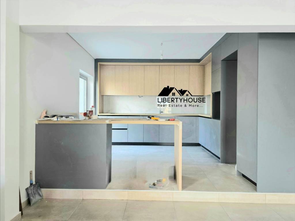 Eniaia koyzina me saloni ypseles aisthetikes kai kataskeyes