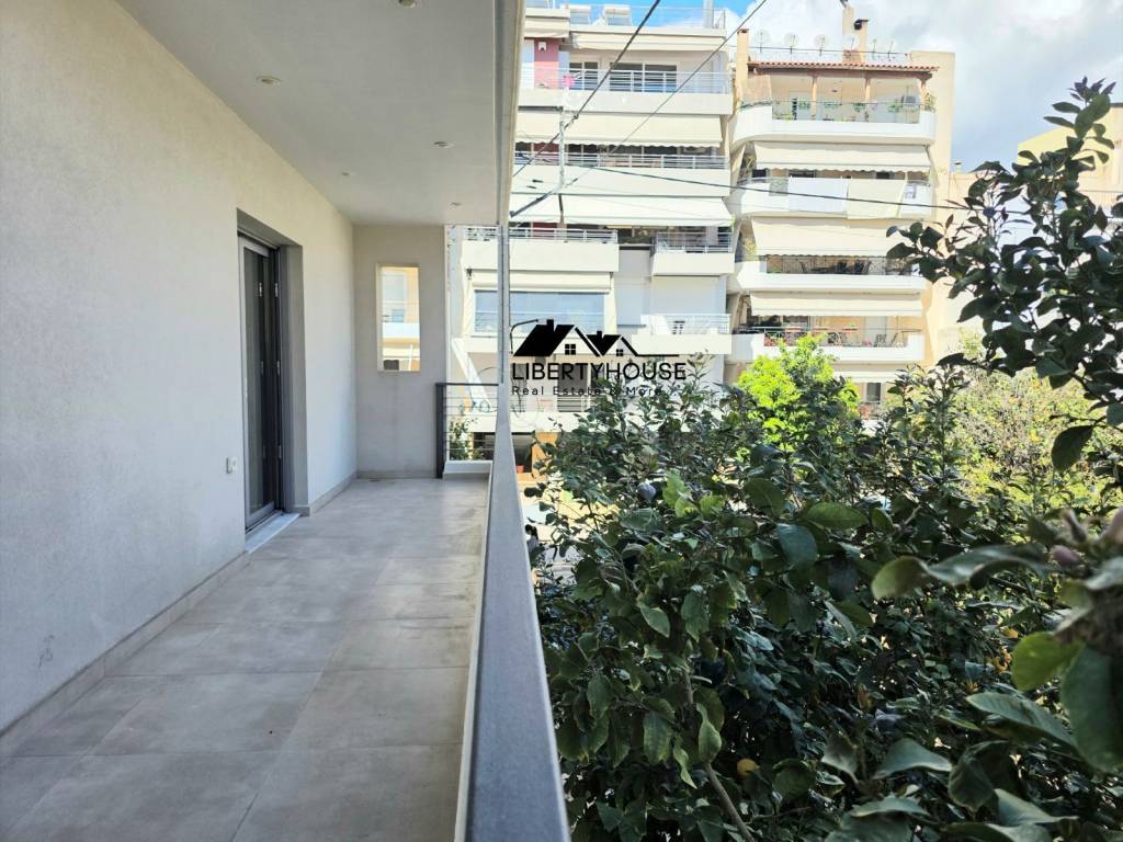 Mpalkoni koyzinas me poly prasino