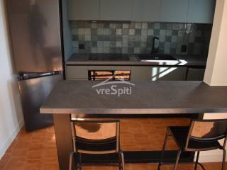 ΑΠΟΨΗ ΕΞΟΠΛΙΣΜΕΝΗΣ ΚΟΥΖΙΝΑΣ