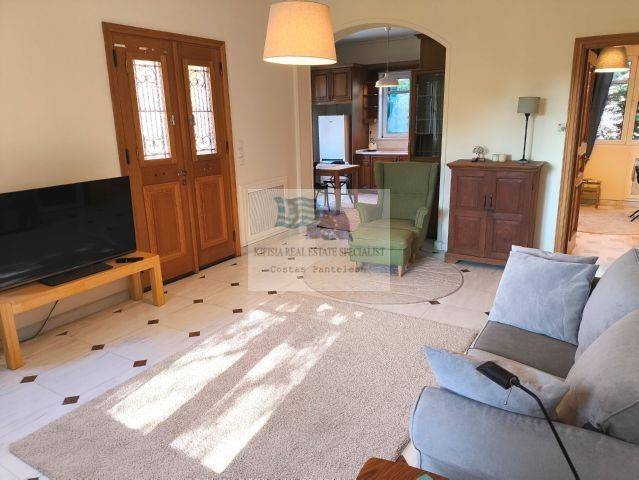 LIVING ROOM / ENTRANCE