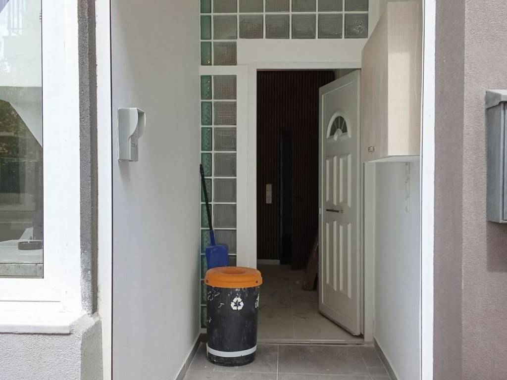 Είσοδος με ηλ. ρολό φ.2