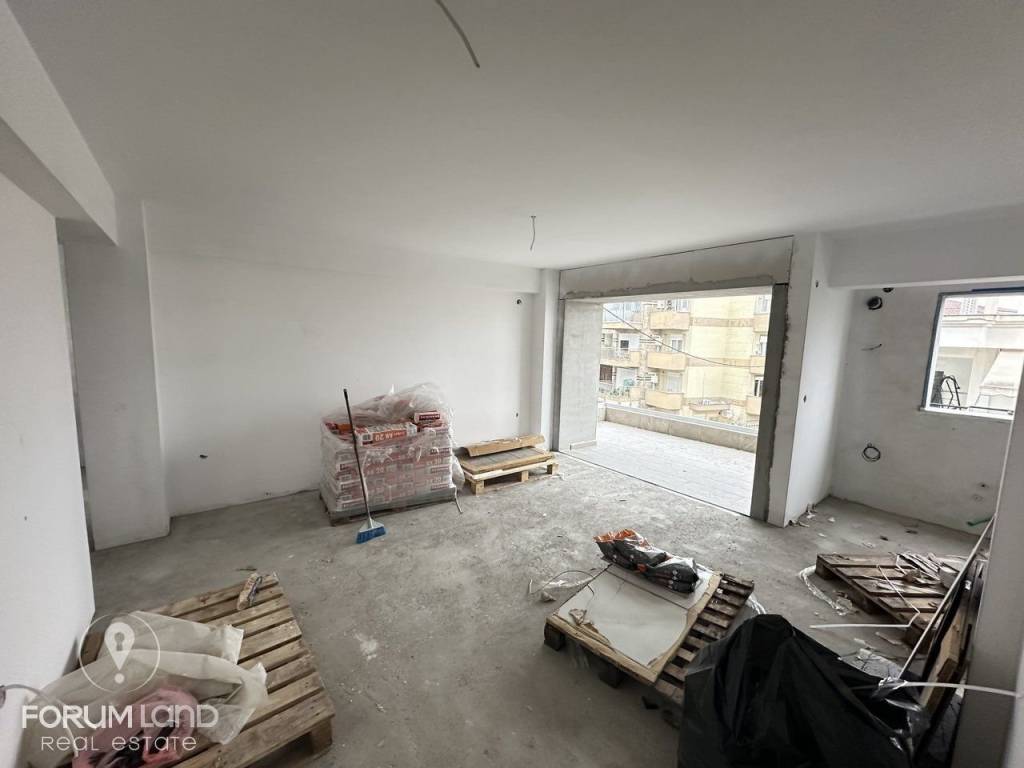 Forumland Real Estate, Σαλόνι