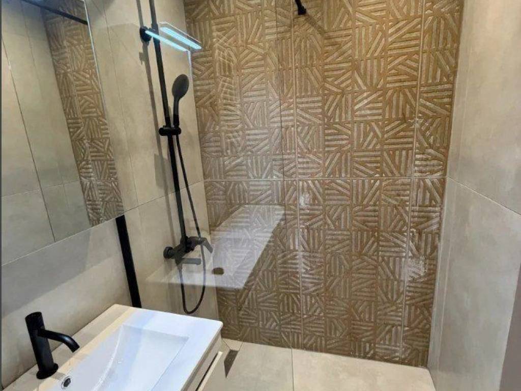 Forumland Real Estate, Μπάνιο