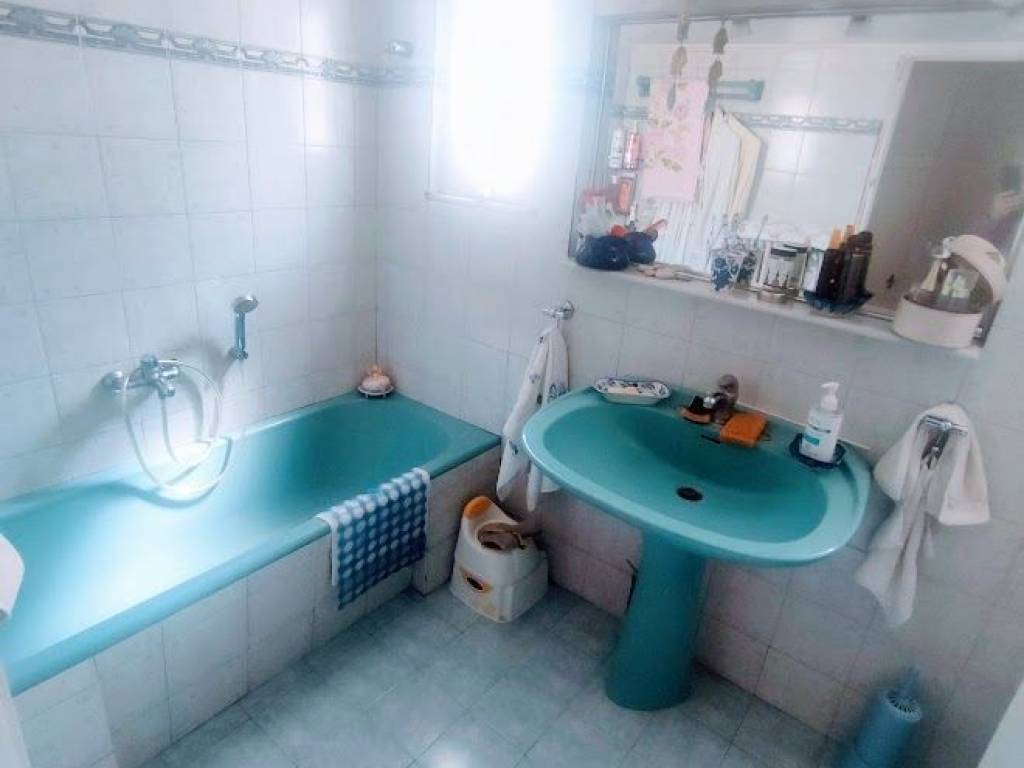 BATHROOM 1/3