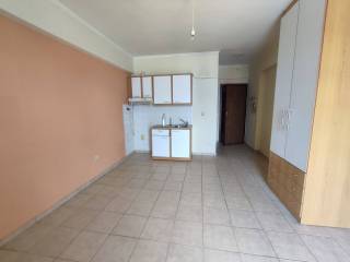 Κουζίνα, ντουλάπα και θωρακισμένη πόρτα ασφαλείας