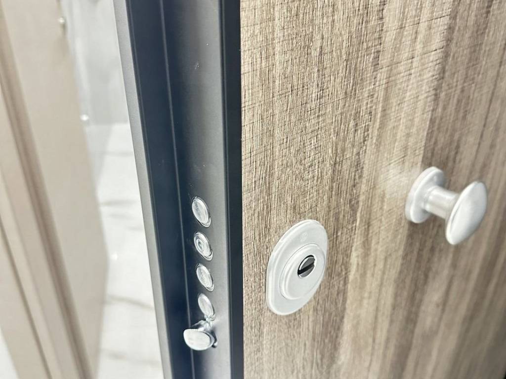 Forumland Real Estate, Θωρακισμένη πόρτα