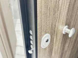 Forumland Real Estate, Θωρακισμένη πόρτα