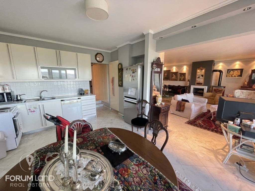 Forumland Real Estate, κουζίνα με τραπεζαρία