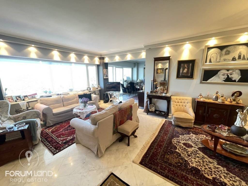 Forumland Real Estate, Σαλόνι