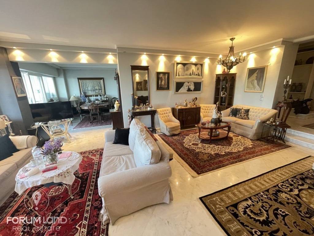 Forumland Real Estate, Σαλόνι