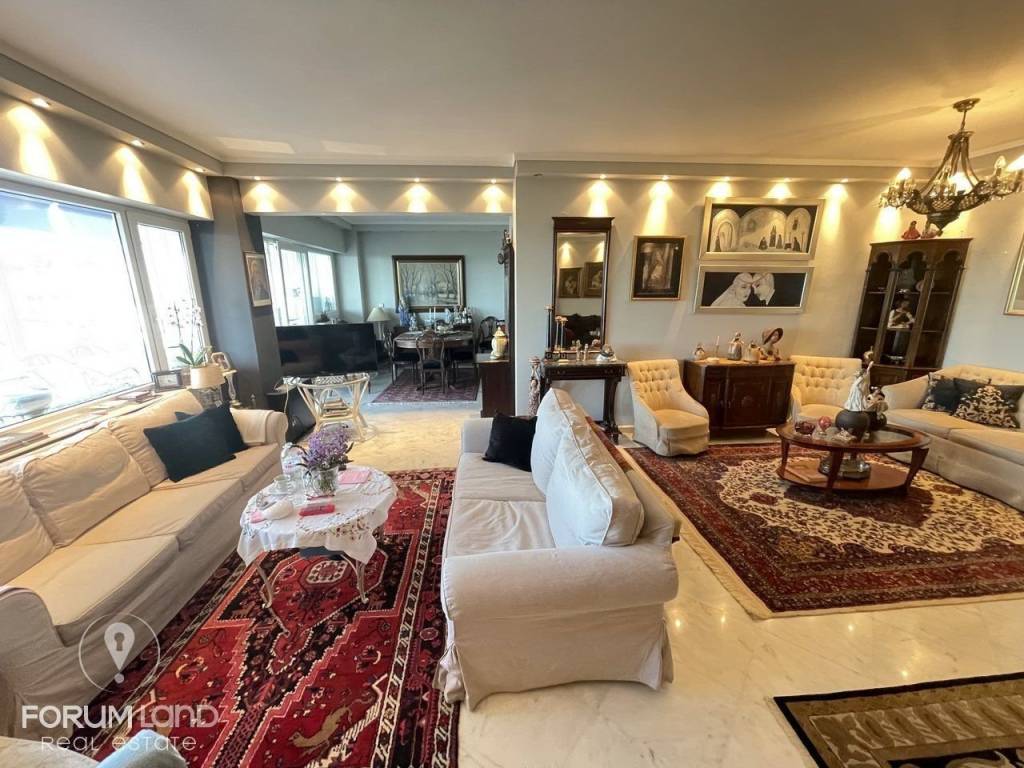 Forumland Real Estate, Σαλόνι