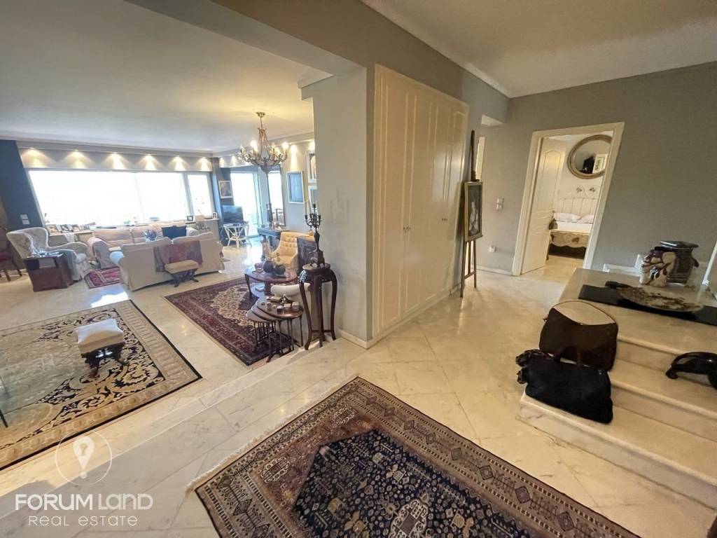 Forumland Real Estate, Είσοδος