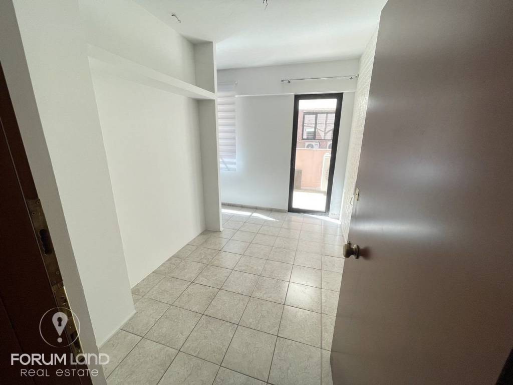 Forumland Real Estate, Είσοδος