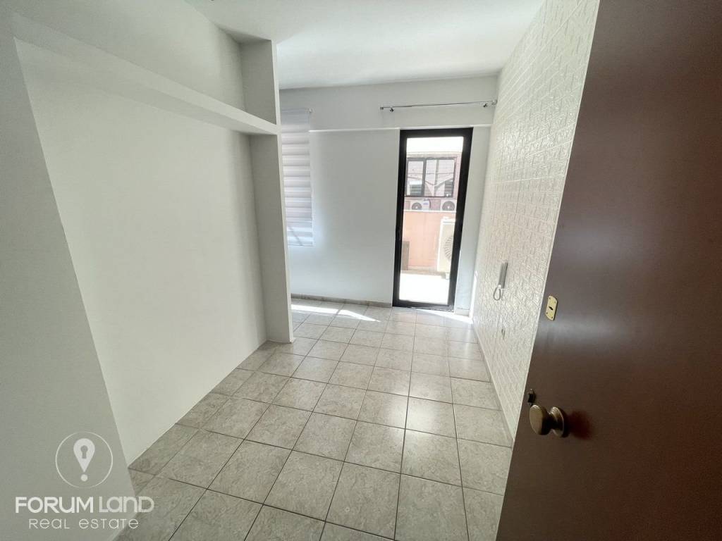 Forumland Real Estate, Είσοδος