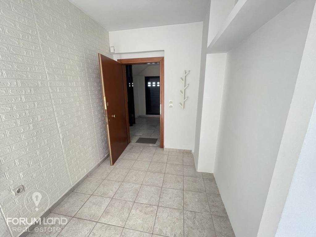 Forumland Real Estate, Είσοδος