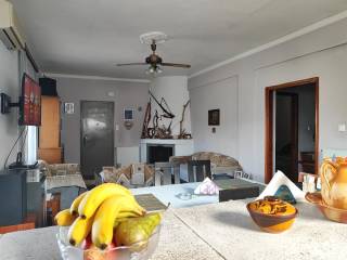 ENIAIOS, PHOTEINOS CHOROS