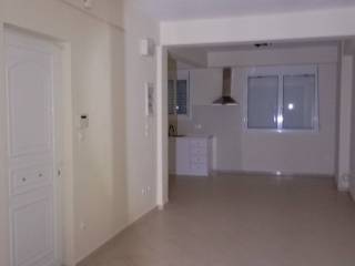 είσοδος και δεξιά  -χωλ,φωτιστικό ,κουζίνα,παράθυρο