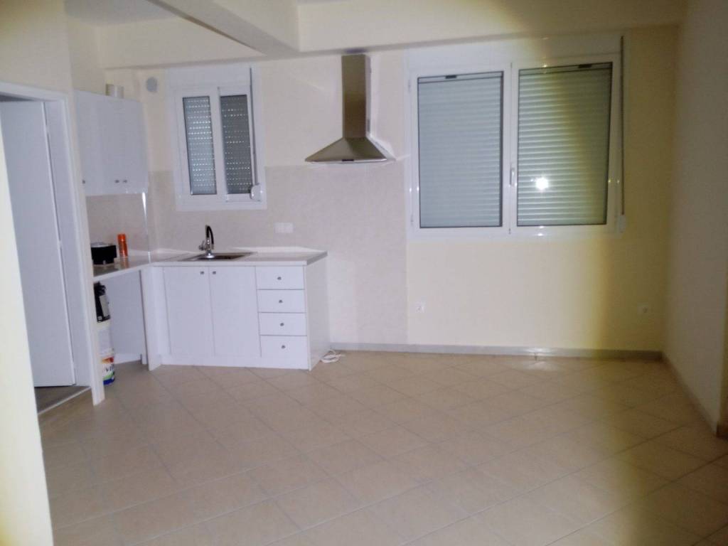 koyzina-parathyra ,aristera e porta toy mpanioy