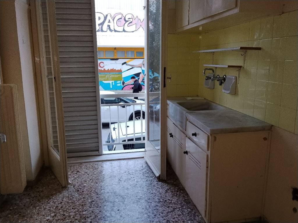 Κουζίνα με μπαλκονόπορτα