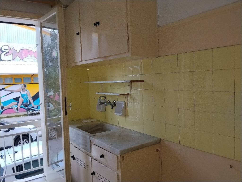 Πλευρά κουζίνας με νεροχύτη και ντουλάπια