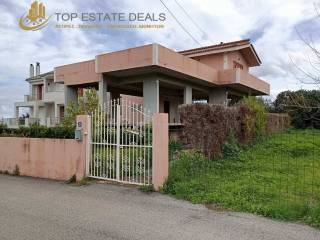 Άποψη μονοκατοικίας και μίας εκ των 2 εισόδων