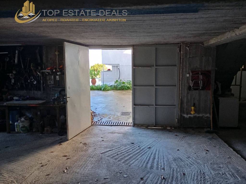 μεταλλική είσοδος υπογείου