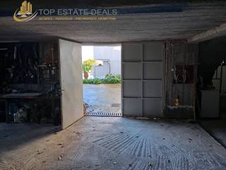 μεταλλική είσοδος υπογείου