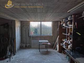 αποθηκευτικοί χώροι υπογείου -παράθυρο