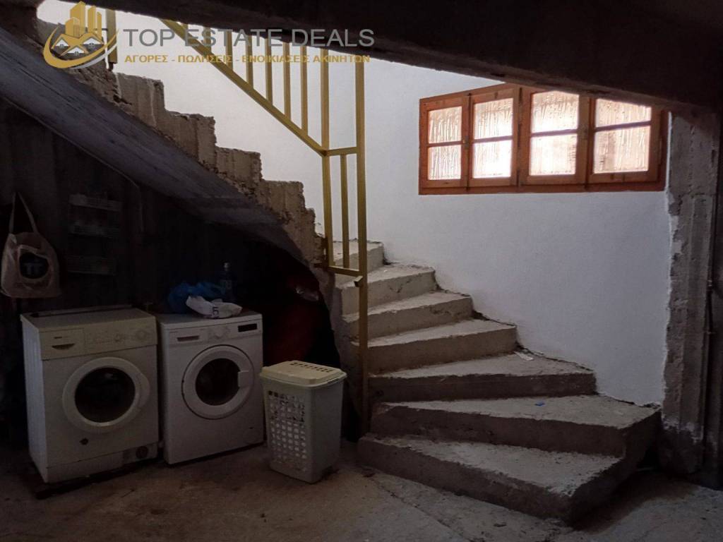 κλιμακοστάσιο υπογείου προς ισόγειο -παράθυρα