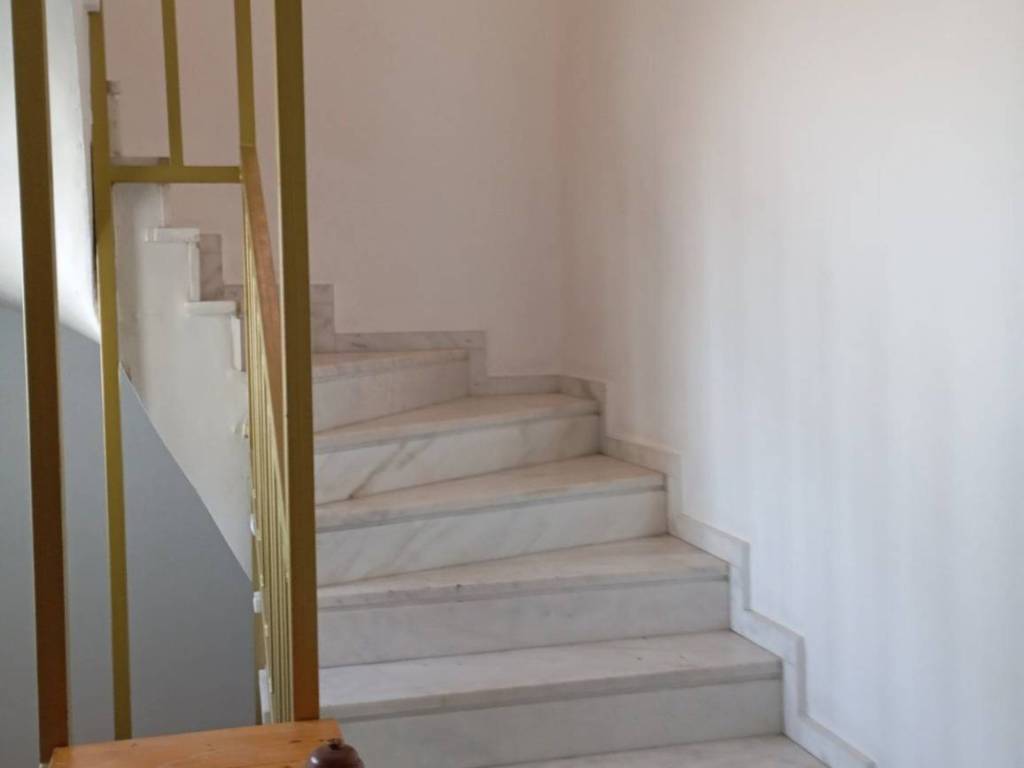 κλιμακοστάσιο προς 1ο όροφο