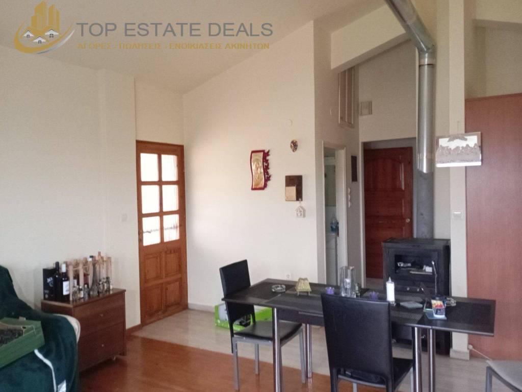 τραπεζαρία-σαλόνι ,πόρτα αριστερά προς μπαλκόνι