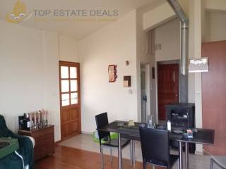 τραπεζαρία-σαλόνι ,πόρτα αριστερά προς μπαλκόνι