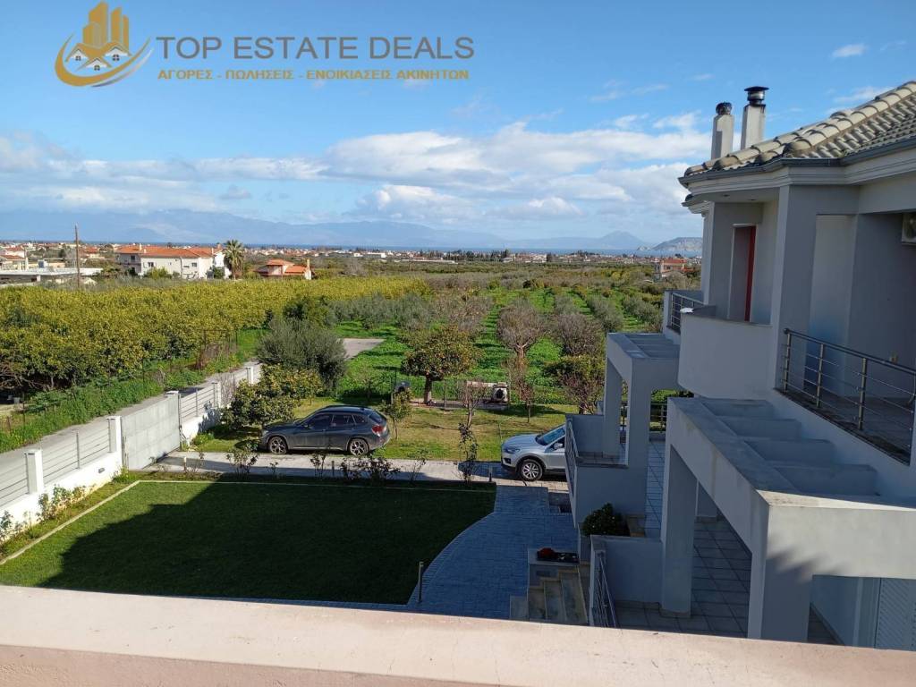 θέα θάλασσα από το μπαλκόνι