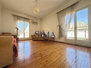 Goniako saloni me dyo megales mpalkonoportes