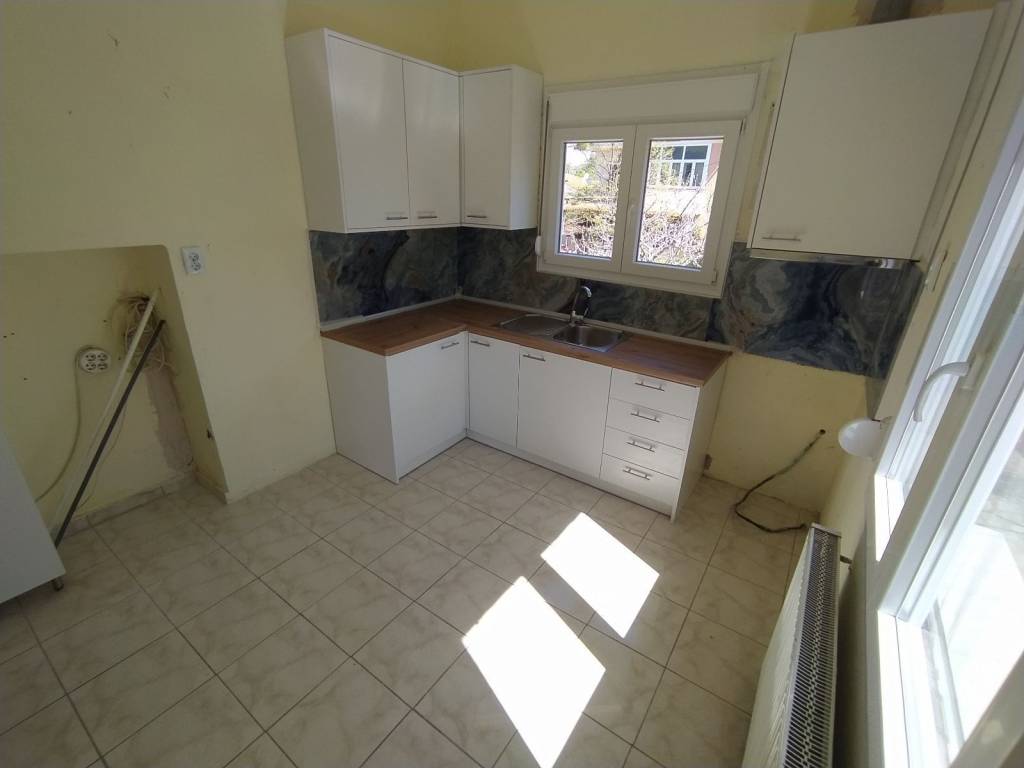 ANYPLACE MESITIKES YPERESIES