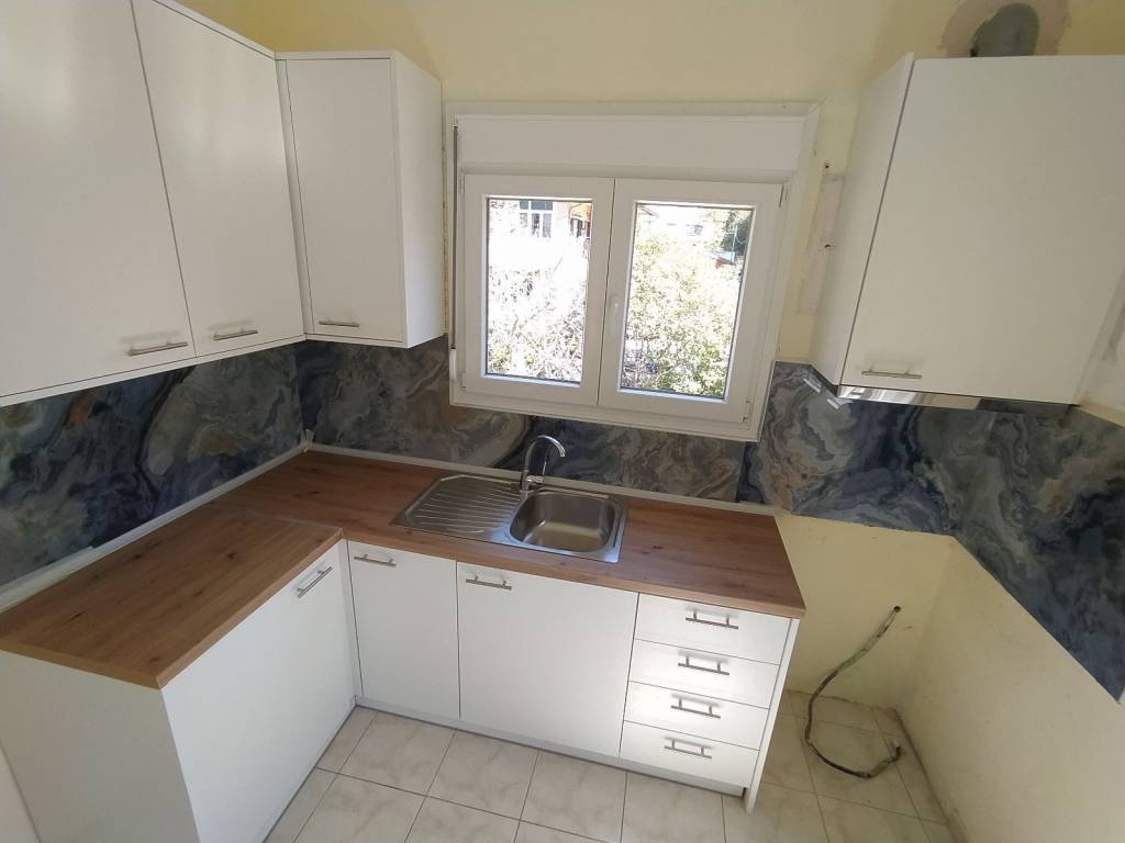 ANYPLACE MESITIKES YPERESIES