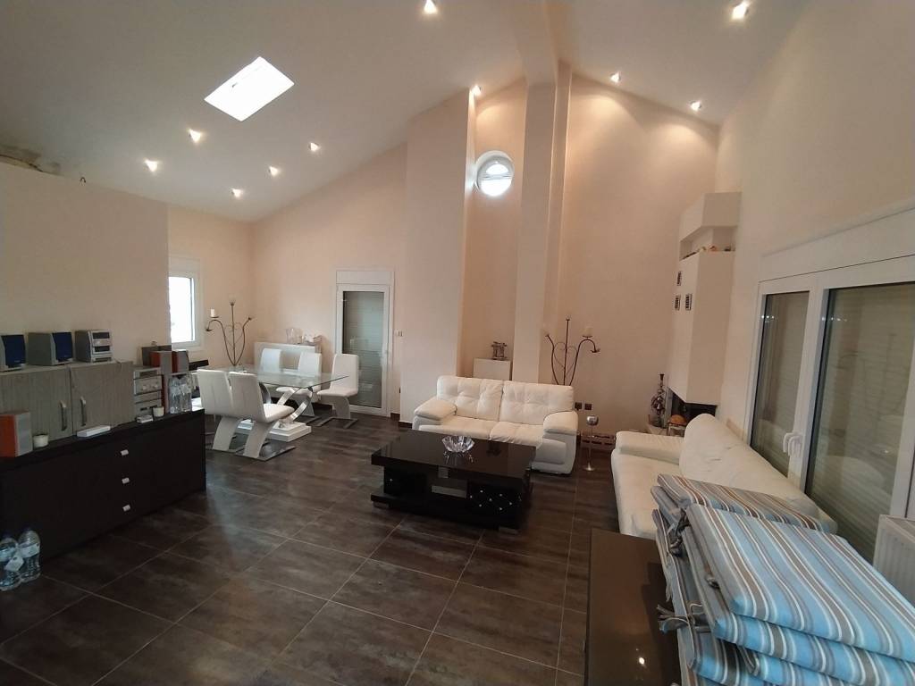 ANYPLACE MESITIKES YPERESIES