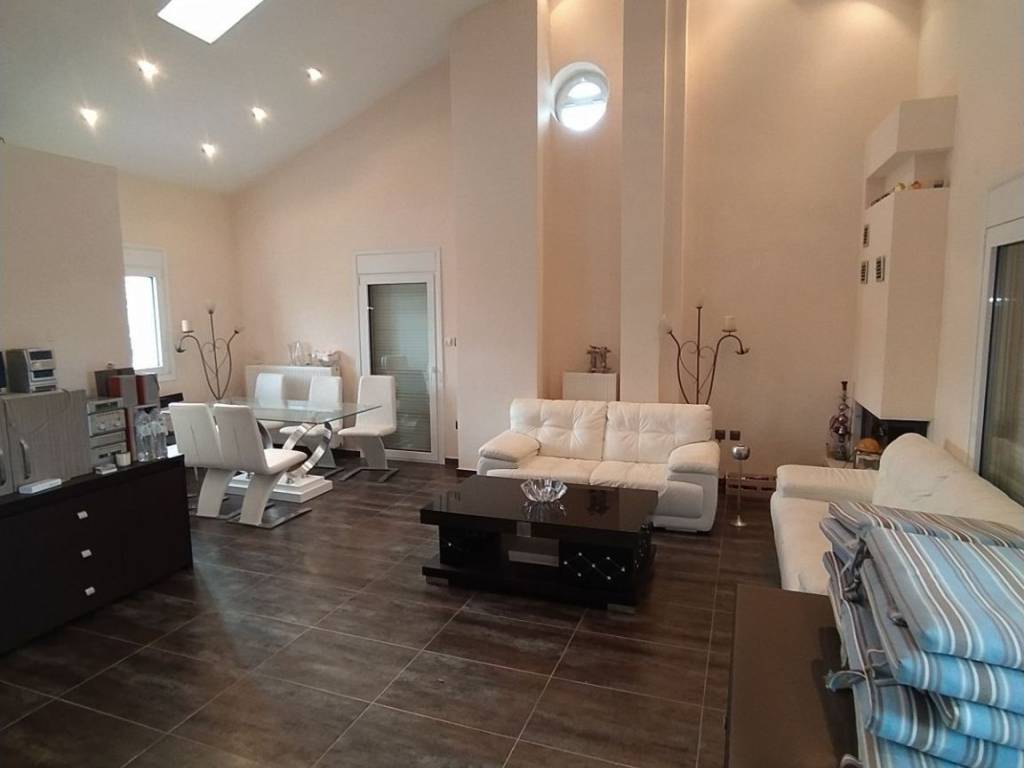 ANYPLACE MESITIKES YPERESIES