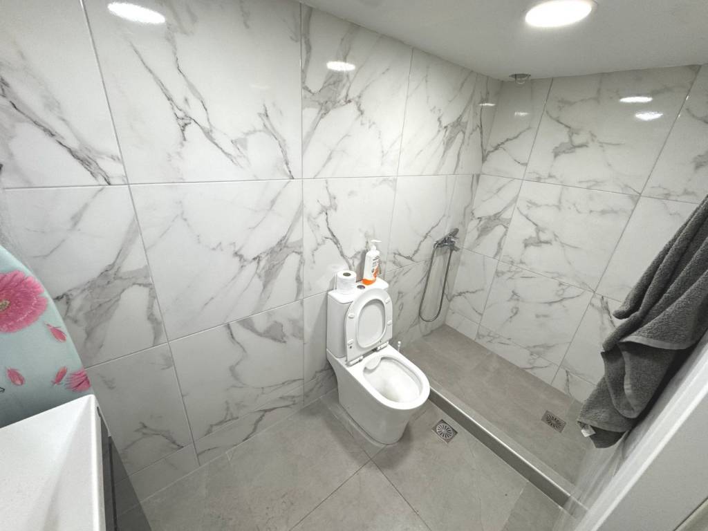 Τουαλέτα μαζί με ντουζιέρα