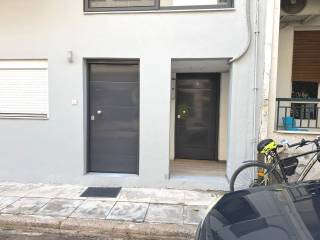 Η δεξιά πόρτα ασφαλείας είναι η είσοδος του διαμερίσματος