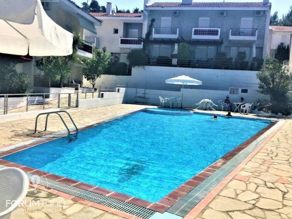 Forumland Real Estate, pool