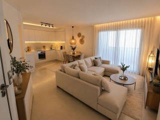 Μια οπτική  σαλονιού με  φωτεινή μπαλκοπόρτα και τη κουζίνα