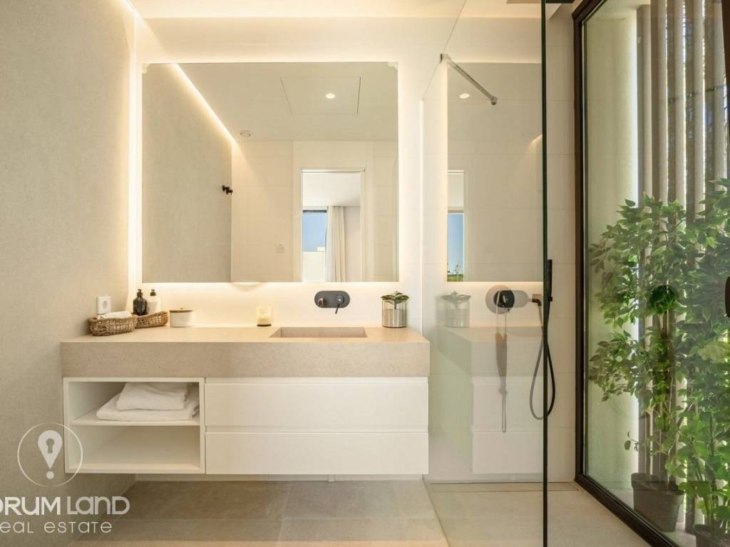 Forumland Real Estate, Μπάνιο