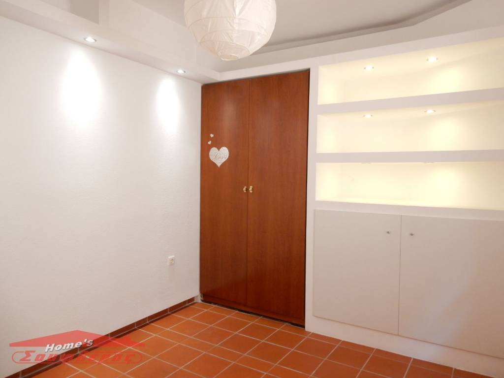 ΜΕΓΑΛΗ ΕΝΤΟΙΧΙΣΜΕΝΗ ΝΤΟΥΛΑΠΑ