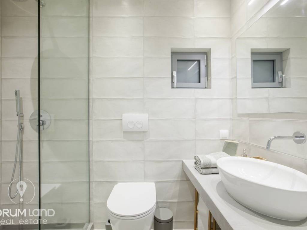 Forumland Real Estate, Μπάνιο